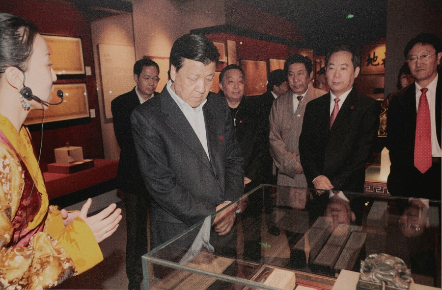 01 2010年3月28日中央政治局委員、中央書記處書記、中央宣傳部部長劉云山參觀西藏文化博物館~1.jpg