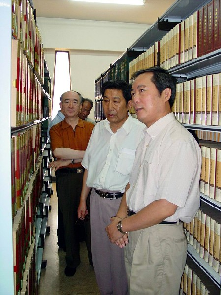 05 2003年6月25日中央統戰部副部長朱維群在藏研中心調研~1.jpg