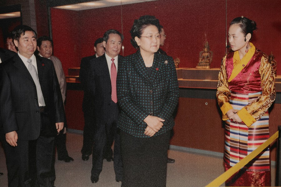 04 2010年3月28日中央政治局委員、國務委員劉延東參觀西藏文化博物館~1.jpg