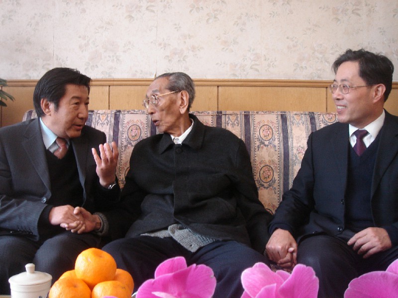 01 2006年2月全國政協副主席阿沛·阿旺晉美與中心領導~1.jpg